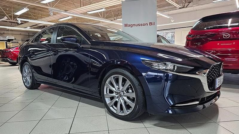 Blå metallic Begagnad 2019 Mazda 3 Sky Sedan | 229 000 kr (Marknadspris) - Bild 1/4