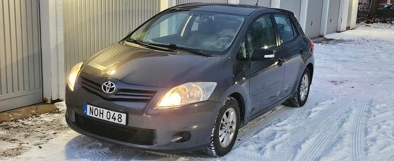 Mårkgrå Begagnad 2010 Toyota Auris Halvkombi | 64 900 kr (Marknadspris) - Bild 1/4