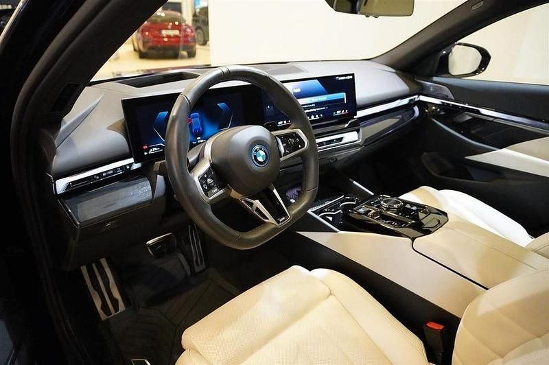 Begagnad BMW 550 M Sport 313 HK (230 kW) 2024 Tanzanite blå metallic Sedan