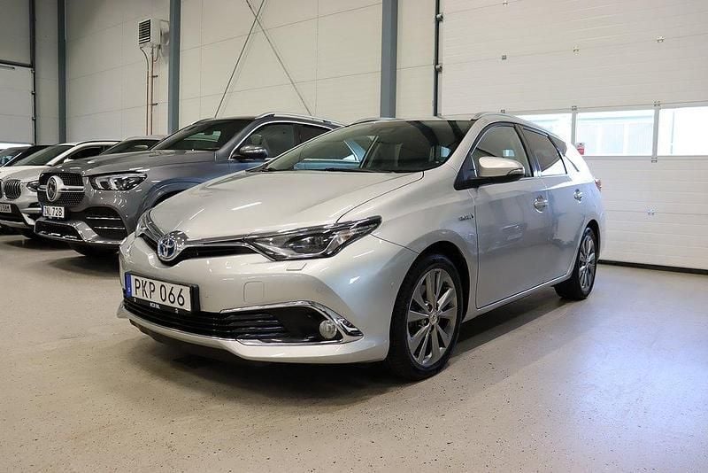 Silver Begagnad 2017 Toyota Auris Touring Sports Executive Kombi | 164 800 kr (Marknadspris) - Bild 1/4