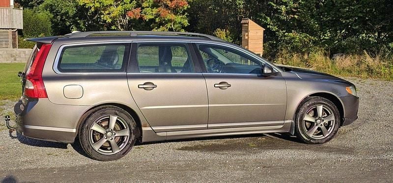 Grå Begagnad 2010 Volvo V70 Momentum Kombi | 55 000 kr (Superpris) - Bild 1/4