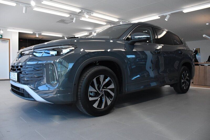 Grå (dolphin grey metallic) Ny 2025 VW Tayron Edition SUV | 451 300 kr (Marknadspris) - Bild 1/3