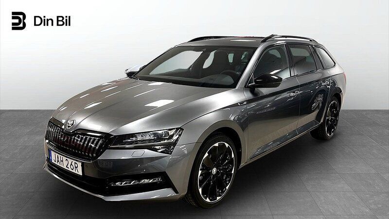 Grå (graphite grey metallic) Begagnad 2023 Skoda Superb SportLine Kombi | 479 900 kr - Bild 1/4