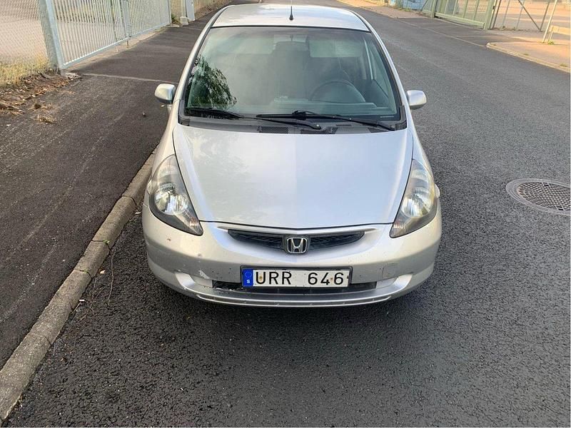 Silver Begagnad 2004 Honda Jazz Halvkombi | 26 500 kr (Superpris) - Bild 1/4