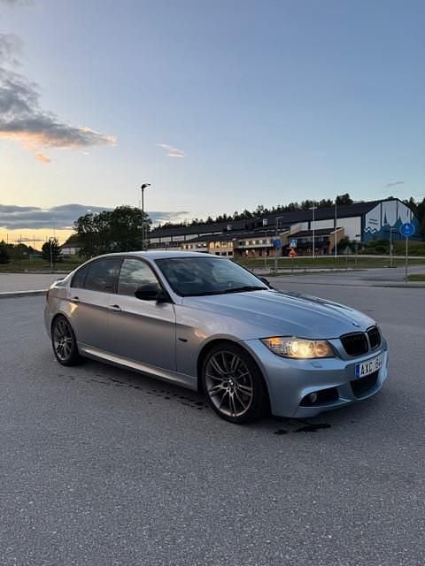 Blå Begagnad 2011 BMW 330 Sedan | 139 000 kr (Dyr) - Bild 1/4