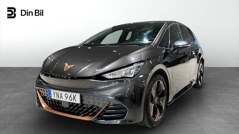 Mörkgrå (quasar grey metallic) Begagnad 2023 Cupra Born Halvkombi | 259 900 kr (Marknadspris) - Bild 1/4