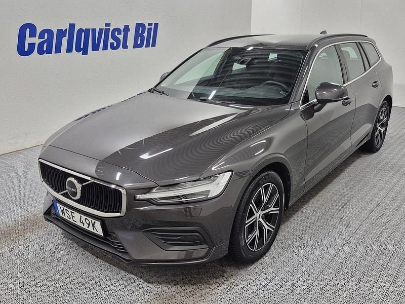 Grå (platinumgrå metallic) Begagnad 2023 Volvo V60 Core Kombi | 349 000 kr (Bra pris) - Bild 1/4