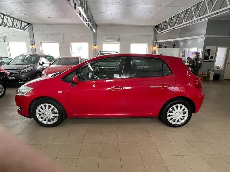 Begagnad Toyota Auris 124 HK (91 kW) 2008 Röd Halvkombi