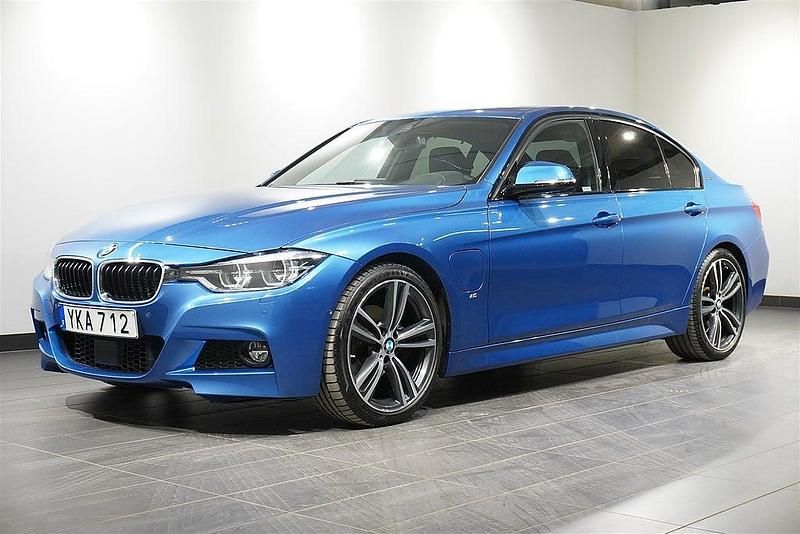 Blå Begagnad 2017 BMW 330e iPerformance Sedan | 249 500 kr (Lite dyr) - Bild 1/4