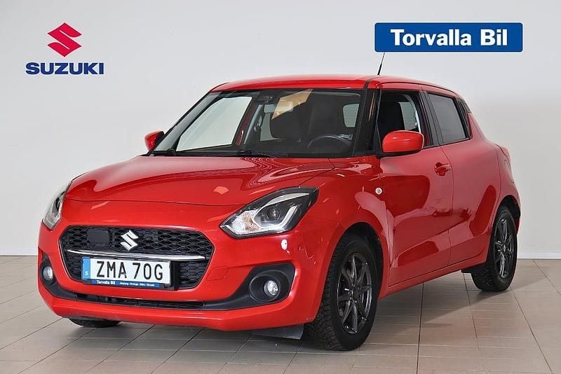Röd Begagnad 2022 Suzuki Swift Halvkombi | 179 900 kr (Marknadspris) - Bild 1/3