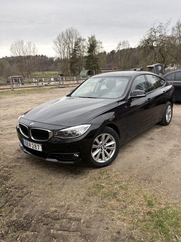 Svart Begagnad 2014 BMW 320 Gran Turismo Halvkombi | 135 000 kr (Superpris) - Bild 1/4