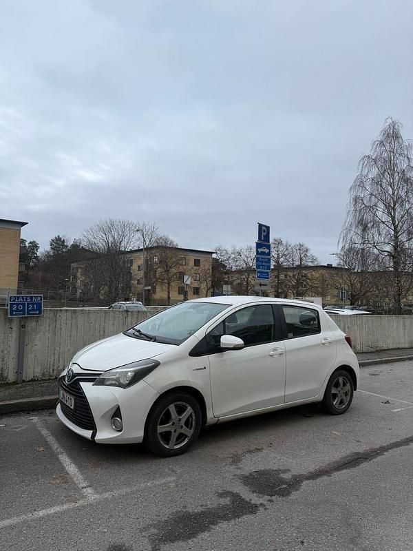 Begagnad 2014 Toyota Yaris Hybrid Halvkombi | 85 000 kr (Dyr) - Bild 1/4