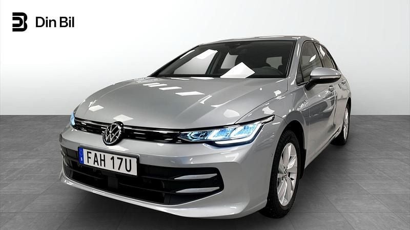Silver (oyster silver metallic) Begagnad 2025 VW Golf VIII Life Kombi | 289 900 kr (Bra pris) - Bild 1/4