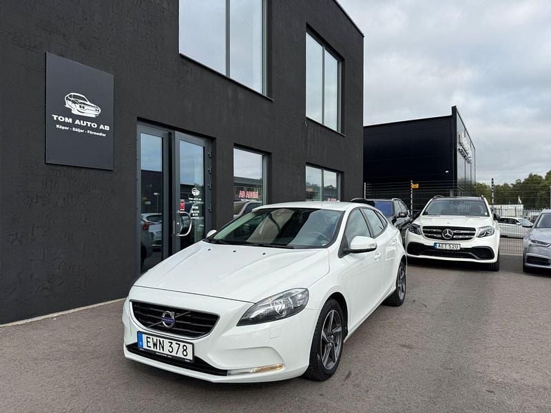 Vit Begagnad 2015 Volvo V40 Kinetic Kombi | 129 900 kr (Marknadspris) - Bild 1/4