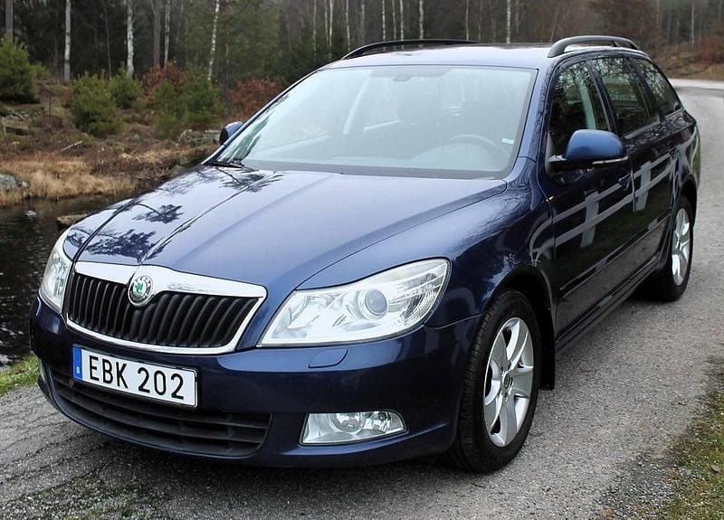 Blå Begagnad 2011 Skoda Octavia Elegance Kombi | 38 000 kr (Lite dyr) - Bild 1/4