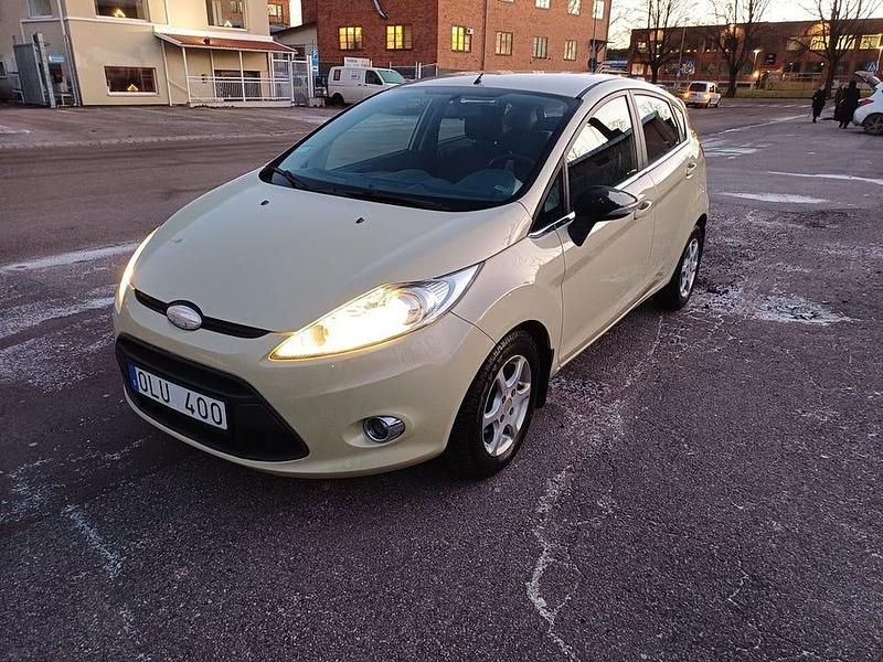 Grön Begagnad 2010 Ford Fiesta Titanium Halvkombi | 59 900 kr (Dyr) - Bild 1/4
