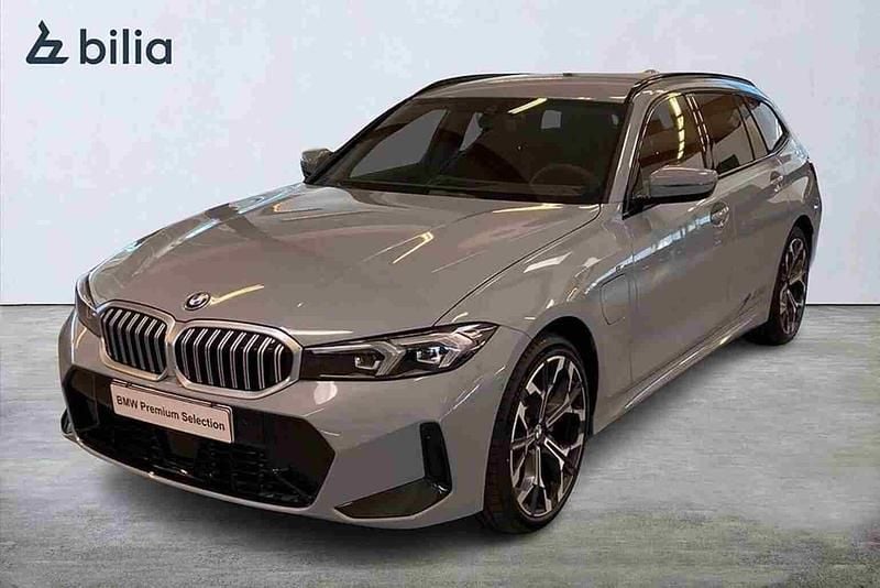 Grå Begagnad 2025 BMW 330e Shadowline Kombi | 548 600 kr - Bild 1/1
