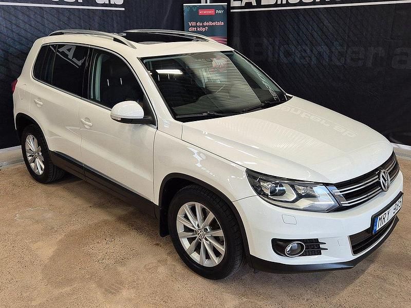 Vit Begagnad 2012 VW Tiguan Sportline SUV | 119 900 kr (Marknadspris) - Bild 1/4