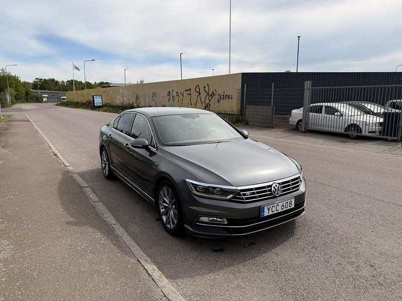 Grå Begagnad 2016 VW Passat R-line Sedan | 193 000 kr (Marknadspris) - Bild 1/4