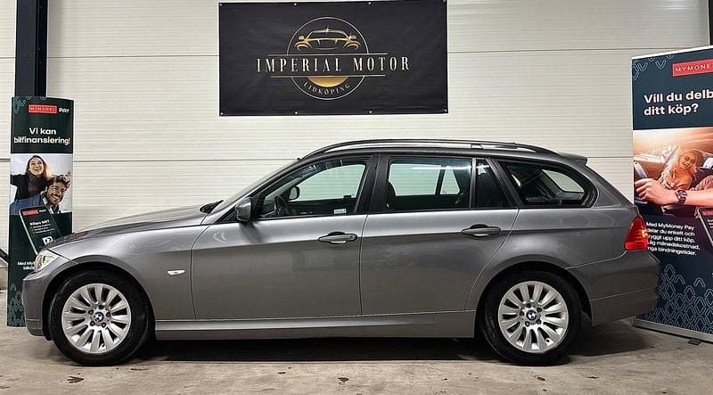 Grå Begagnad 2010 BMW 318 Comfort Edition Kombi | 72 500 kr (Marknadspris) - Bild 1/4