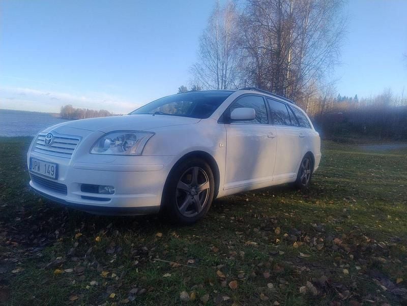 Vit Begagnad 2004 Toyota Avensis Kombi | 23 000 kr (Marknadspris) - Bild 1/4