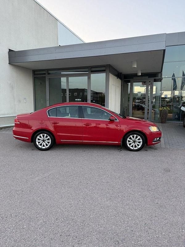 Röd Begagnad 2012 VW Passat GT Sedan | 79 999 kr (Marknadspris) - Bild 1/4