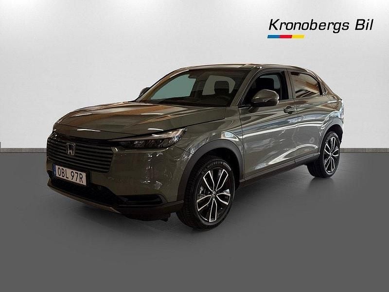 Sage green metallic Ny 2025 Honda HR-V Elegance SUV | 339 900 kr (Marknadspris) - Bild 1/4