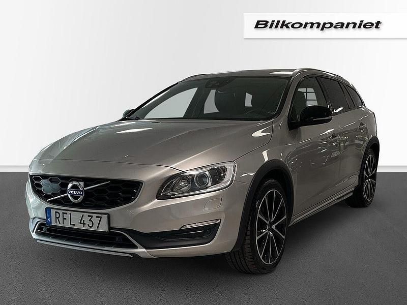 Ljusbrun Begagnad 2016 Volvo V60 CC Summum Kombi | 199 000 kr (Marknadspris) - Bild 1/4