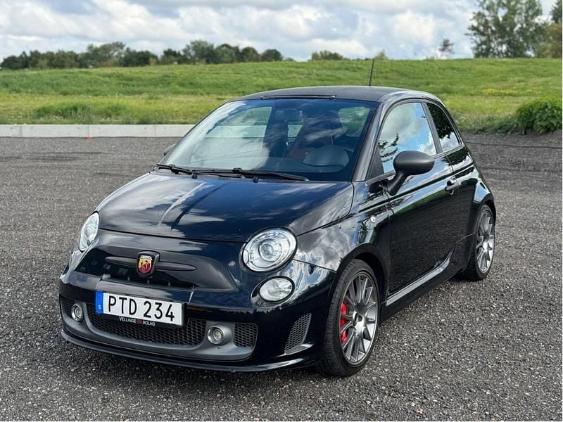 Svart Begagnad 2016 Abarth 595 Competizione Halvkombi | 140 000 kr (Bra pris) - Bild 1/4