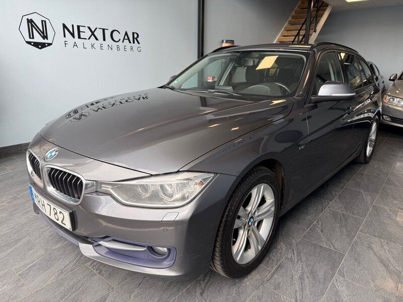 Grå Begagnad 2015 BMW 320 Sport Line Kombi | 104 900 kr (Marknadspris) - Bild 1/4