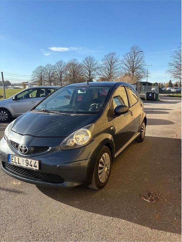 Grå Begagnad 2008 Toyota Aygo Halvkombi | 14 000 kr (Marknadspris) - Bild 1/4