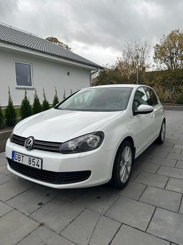 Vit Begagnad 2012 VW Golf VII Halvkombi | 53 000 kr (Marknadspris) - Bild 1/4
