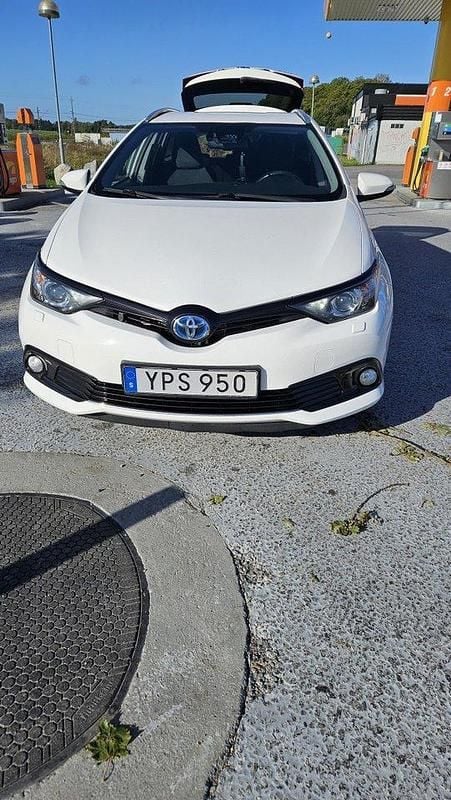 Vit Begagnad 2018 Toyota Auris Hybrid Comfort Kombi | 156 000 kr (Marknadspris) - Bild 1/4