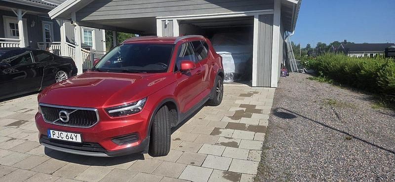 Röd Begagnad 2020 Volvo XC40 Momentum SUV | 229 000 kr (Marknadspris) - Bild 1/4