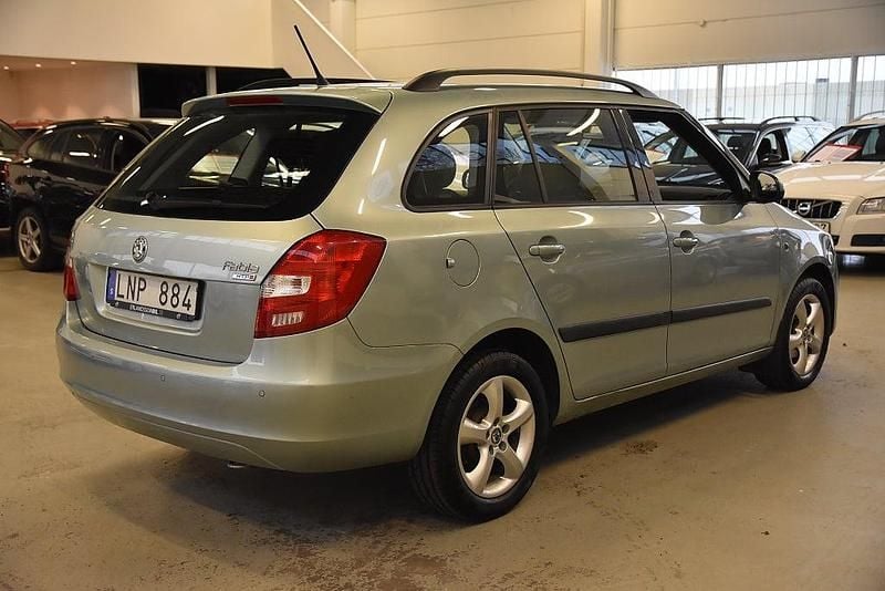 Begagnad Skoda Fabia Elegance 69 HK (50 kW) 2010 Grön Kombi
