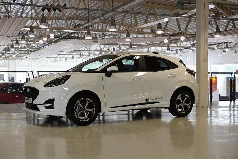 Vit Begagnad 2024 Ford Puma ST-Line SUV | 283 800 kr (Marknadspris) - Bild 1/4