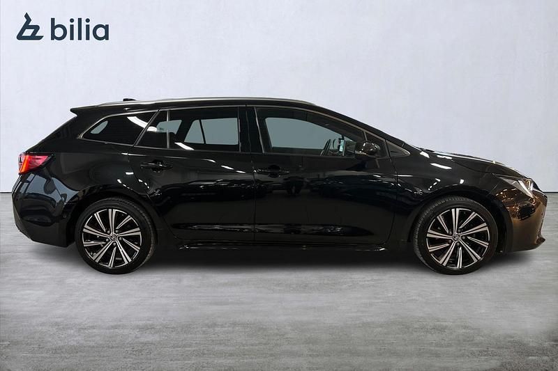 Begagnad Toyota Corolla Style 124 HK (91 kW) 2022 Svart Kombi