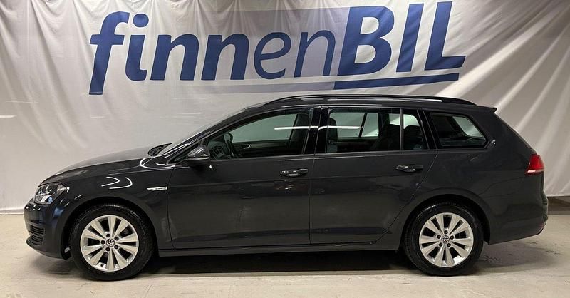 Mörkgrå (grå) Begagnad 2015 VW Golf VII Kombi | 79 500 kr (Marknadspris) - Bild 1/4
