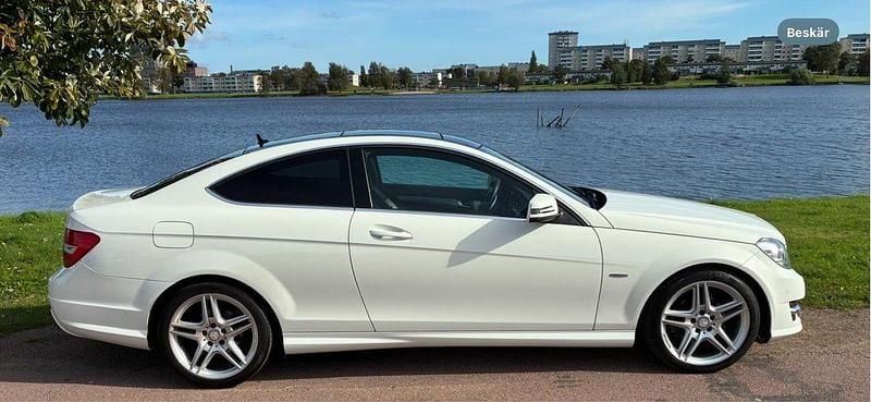 Vit Begagnad 2012 Mercedes C180 AMG Sportkupé | 110 000 kr (Marknadspris) - Bild 1/4