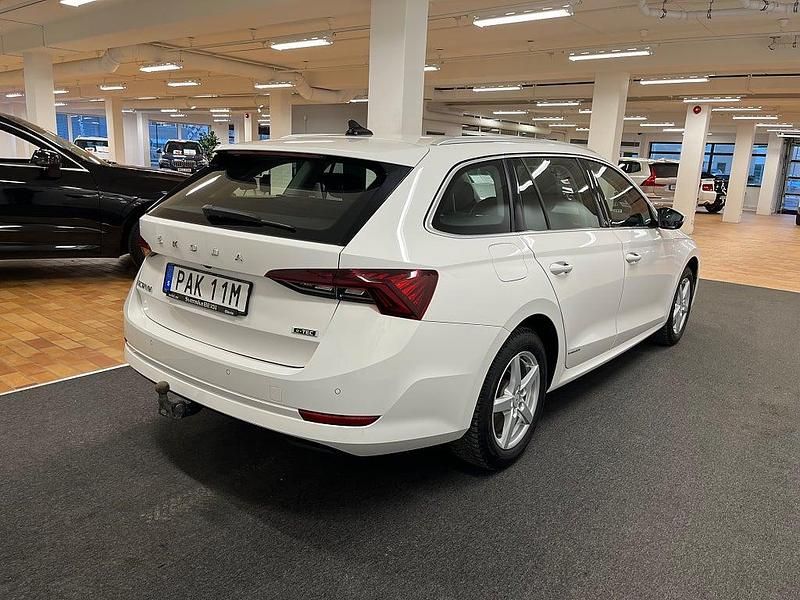Begagnad Skoda Octavia Ambition 110 HK (80 kW) 2023 Vit Kombi