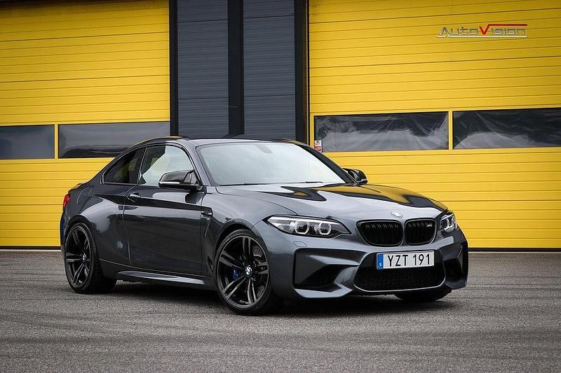 Grå Begagnad 2017 BMW M2 Comfort Edition Sportkupé | 479 900 kr (Lite dyr) - Bild 1/4