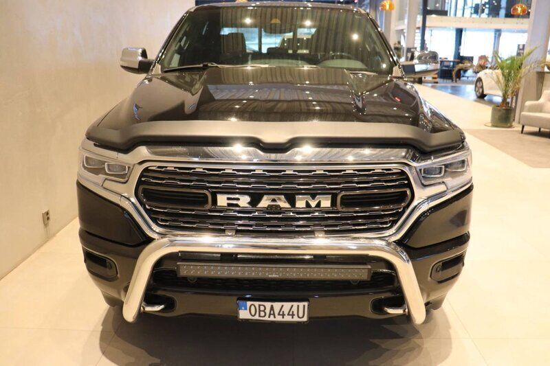 Svart Begagnad 2020 RAM 1500 Pickup | 699 000 kr - Bild 1/4