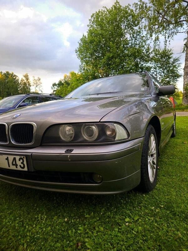 Grå Begagnad 2002 BMW 525 M Sport Kombi | 9 900 kr (Bra pris) - Bild 1/4