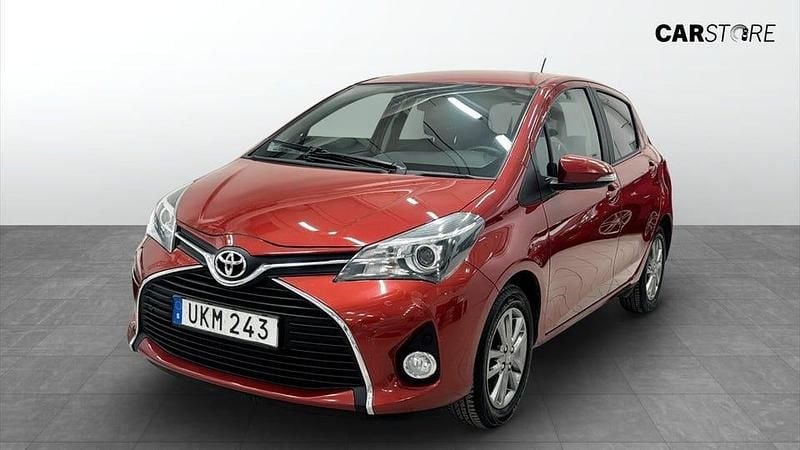Begagnad Toyota Yaris Multidrive S 99 HK (72 kW) 2014 Röd Halvkombi