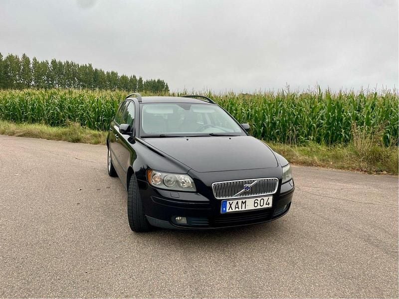 Svart Begagnad 2006 Volvo V50 Kinetic Kombi | 25 000 kr (Marknadspris) - Bild 1/4