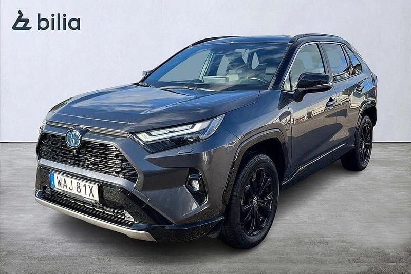 Grå Begagnad 2022 Toyota RAV4 Hybrid Style SUV | 409 900 kr (Marknadspris) - Bild 1/3