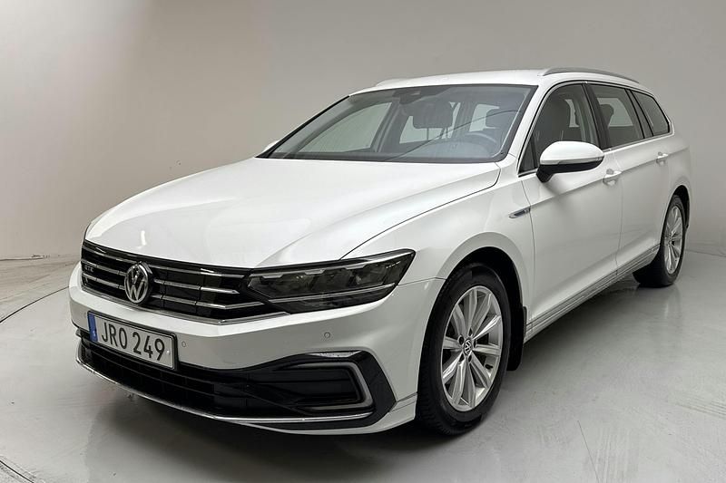 Vit Begagnad 2020 VW Passat GTE | 195 000 kr (Marknadspris) - Bild 1/4