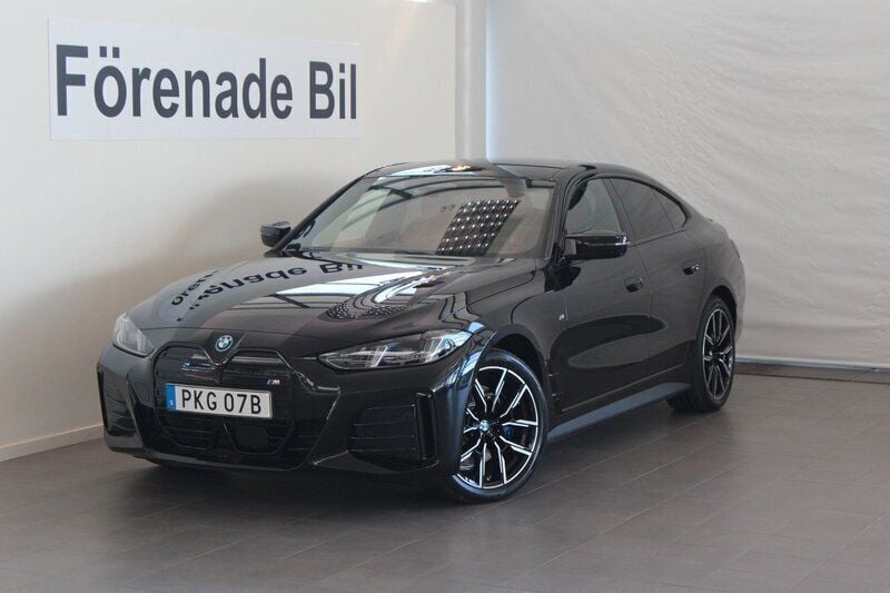 Svart Ny 2025 BMW i4 Comfort Edition Sedan | 709 000 kr (Superpris) - Bild 1/4
