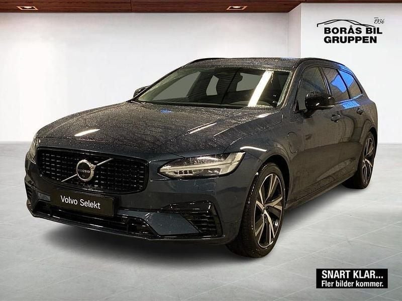 Blå Begagnad 2023 Volvo V90 Plus Kombi | 439 000 kr (Marknadspris) - Bild 1/3