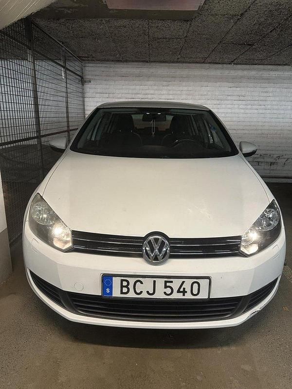 Vit Begagnad 2010 VW Golf VI Halvkombi | 45 000 kr (Superpris) - Bild 1/4
